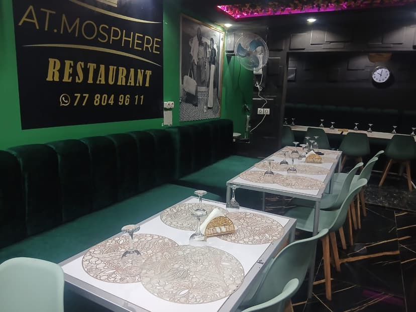 L'enseigne ATMOSPHERE Restaurant dans la salle